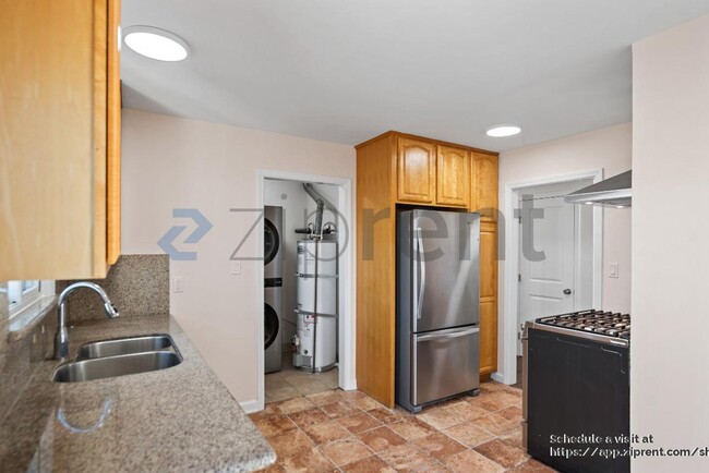 Building Photo - 682 Kern St