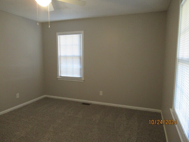 Building Photo - 870 Marigold St