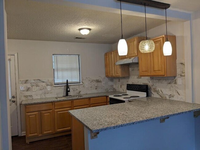 Building Photo - 3751 Oakwood Hills Dr