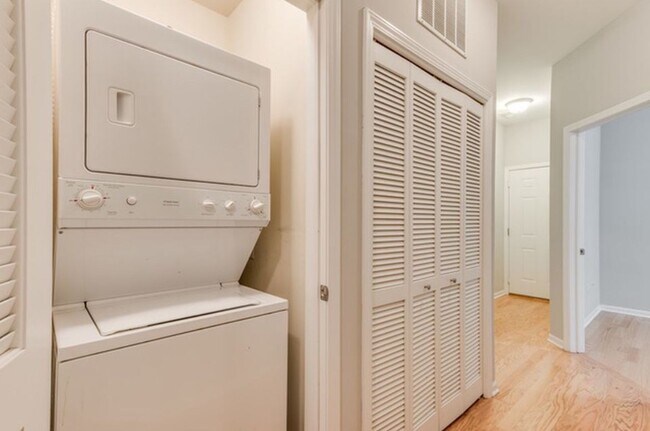 Building Photo - 6617 S Ingleside Ave