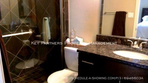Building Photo - 520 W 10th St - Stunning townhome with gra...