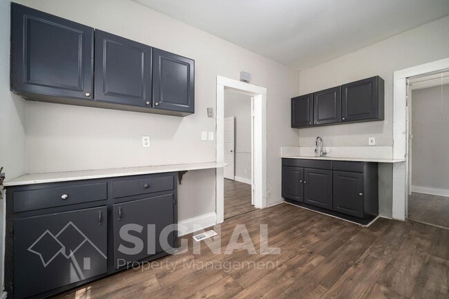 Building Photo - 625 5th Way