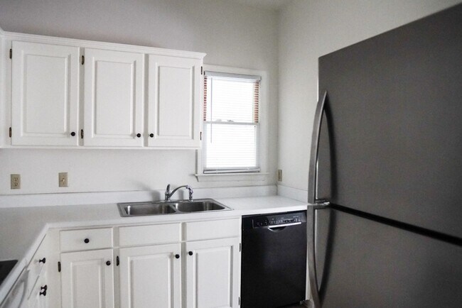 Building Photo - Two Bedroom Townhome!