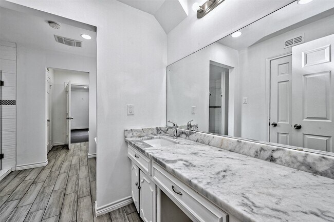 Building Photo - 5319 S Braeswood Blvd