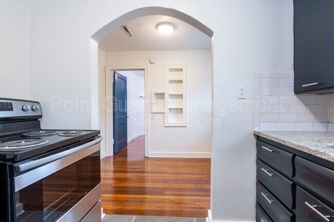 Building Photo - 621 N Broadview Ave