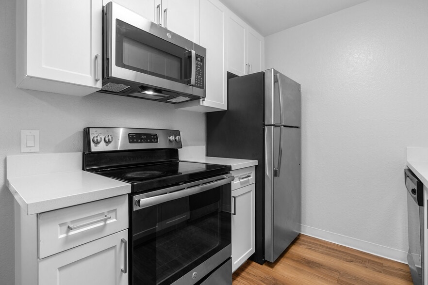 Fully-equipped kitchens with stainless steel appliances - Mariners Cove