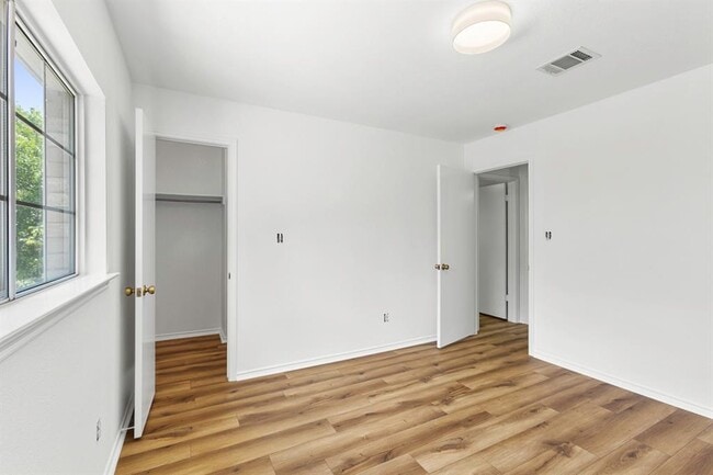 Building Photo - 2431 Lavendale Ct