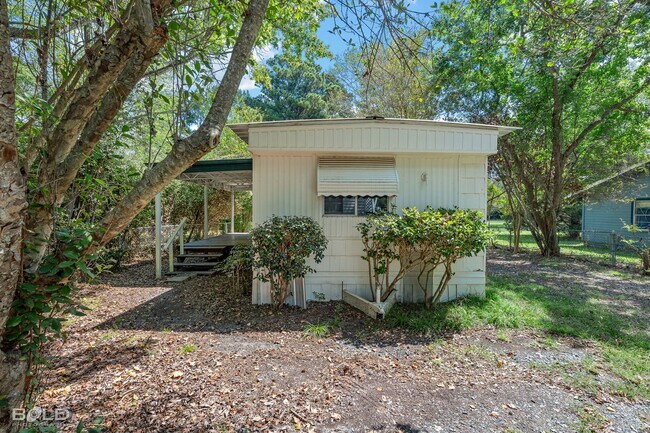 Building Photo - MOVE IN SPECIAL HALF OFF FIRST MONTHS RENT