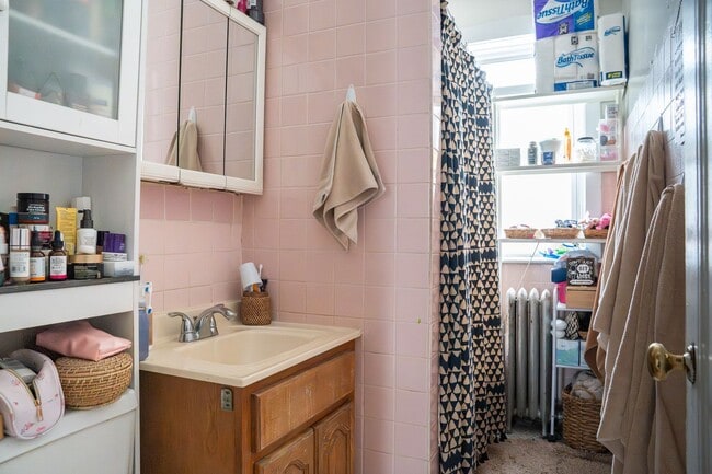 Building Photo - Albany Park - 2 Bed / 1 Bath - Heat Included