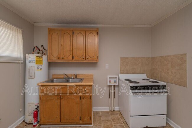 Building Photo - 2165 1/2 Telfair Street