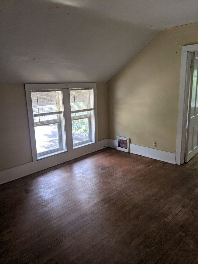 Building Photo - New Listing! 3+ bedroom/2bath Close to Everything!!