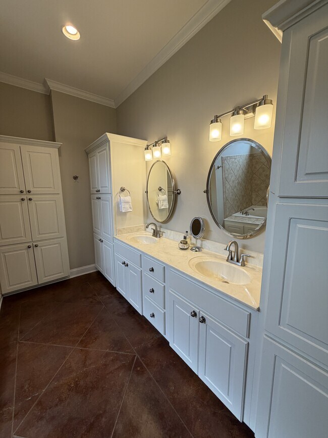 Building Photo - 424 Northpointe Lake Dr