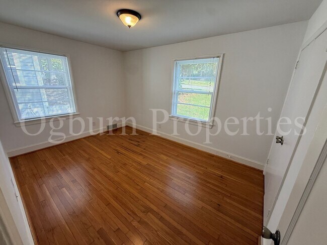 Building Photo - 2403 Lyndhurst Ave