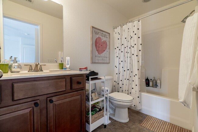 Building Photo - Beautiful 4 bedroom, 3.5 bathroom home in ...