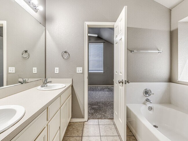 Building Photo - Updated home in Edmond + 3 bed + 2 bath + Edmond Schools