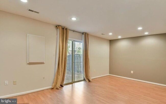 Building Photo - 46879 Trumpet Cir