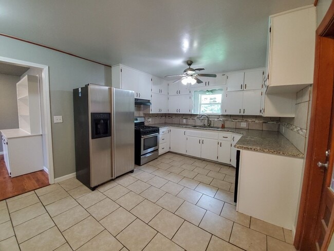 Building Photo - 4 Bedroom 2 bath Home in Shawnee