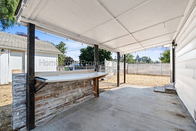 Building Photo - 1327 E Walton Ave
