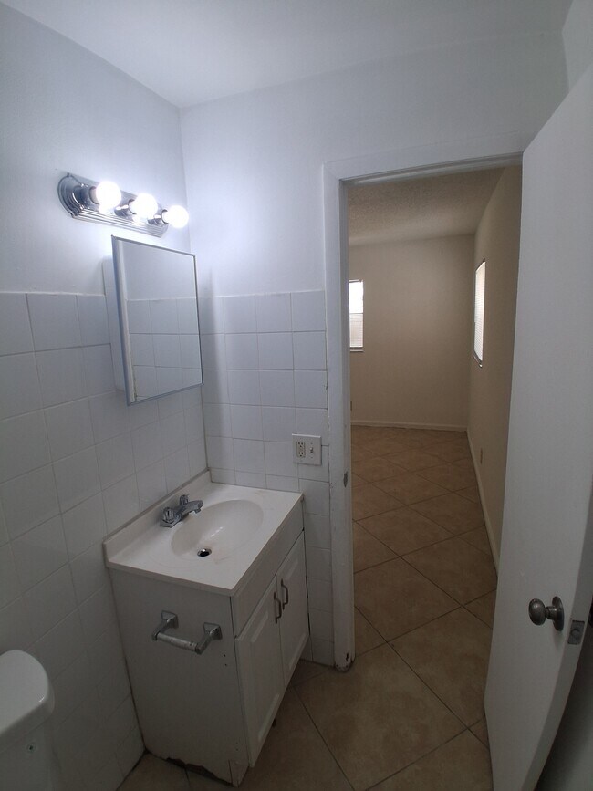 Building Photo - 401 SW 13th Pl