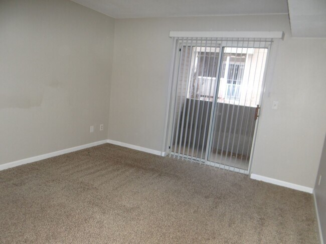 Building Photo - 1 bed 1 bath condo with 650 sf. off Jewell and Sheridan