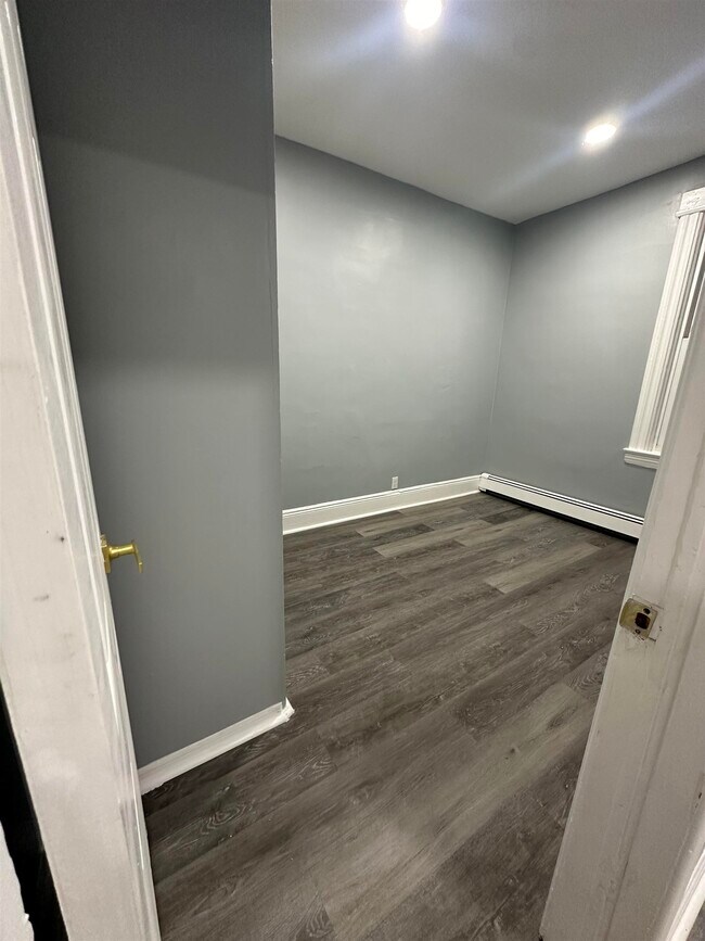 Building Photo - 313 Pearsall Ave