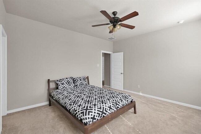 Building Photo - 17052 Easter Lily Dr