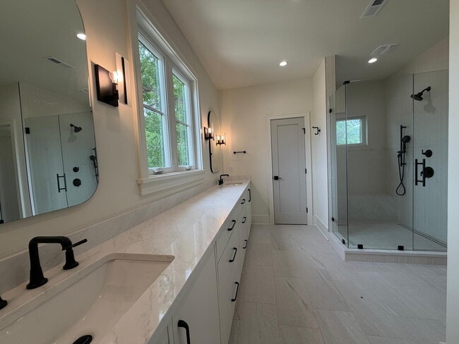 Building Photo - "Spacious and Elegant 4-Bedroom Home on Dover Avenue with 3.5 Baths and Nearly 3000 Sq Ft of Livi...