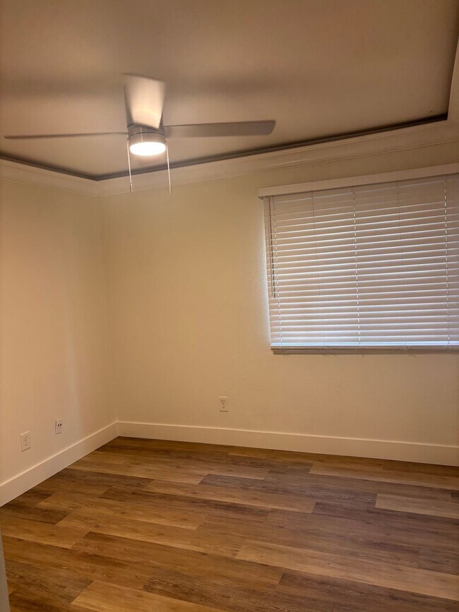 Building Photo - Bay Ho 3 Bd 2 Ba Corner first level Condo for lease
