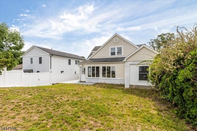 Building Photo - 235 River Dr