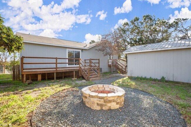 Building Photo - 402 Twin Elm Dr