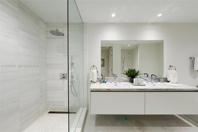 Building Photo - 700 NE 26th Terrace