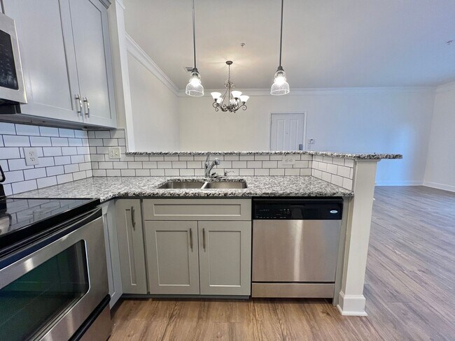 Building Photo - 2 Bedroom Condo in Lenox Village