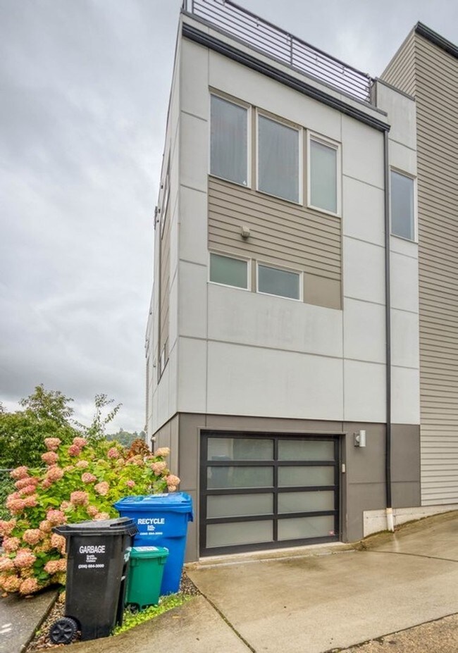 Building Photo - Fantastic 3 Bedroom Townhome w/Attached Garage and A/C in Seattle!!