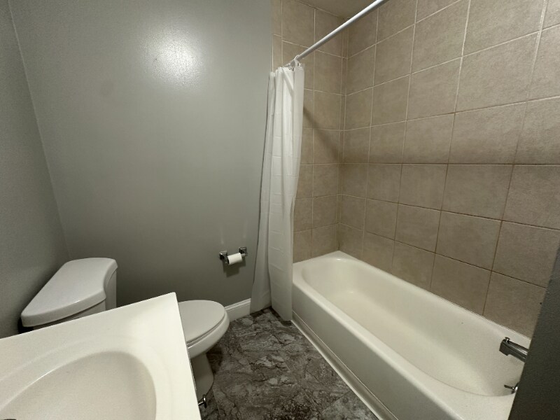Building Photo - 40 Whitewood Rd