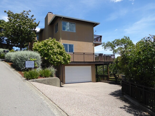 Building Photo - MODERN FOUR BEDROOM HOME IN THE GREENBRAE ...