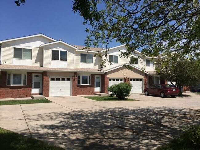 Building Photo - Spacious 3 Bedroom, 2.5 Bathroom Townhome located in the Eagle Heights Subdivision