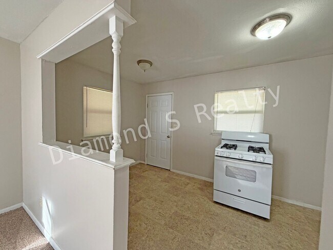 Building Photo - JUST REDUCED!  2 Bedroom House with Large ...