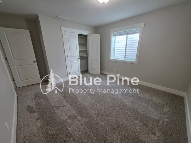 Building Photo - 4589 Blackstone Dr