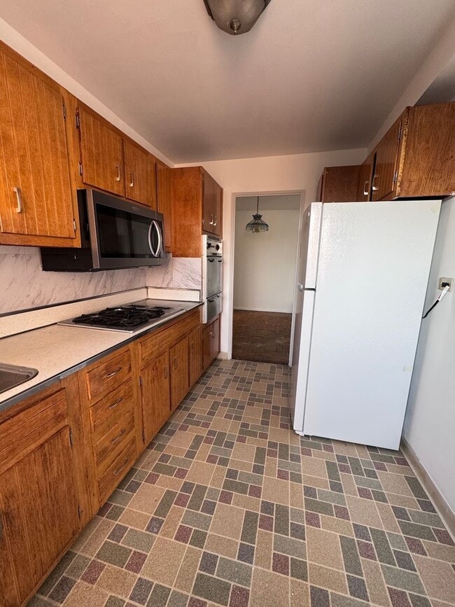 Building Photo - Spacious One Bedroom Apartment- City views!