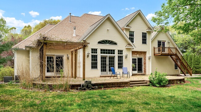 Building Photo - 244 Watch Hill Rd