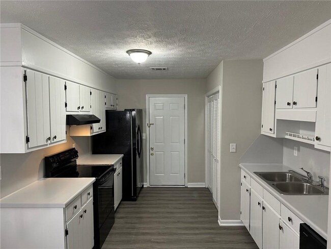 Building Photo - 2599 Shore Wood Ct NE