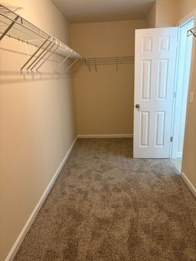 Building Photo - Large Home in Established Neighborhood