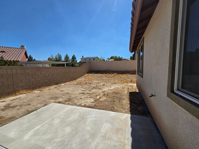 Building Photo - New Listing!