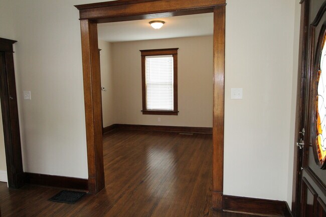 Building Photo - HUGE Historic Home with amazing fenced in yard and golf course views!