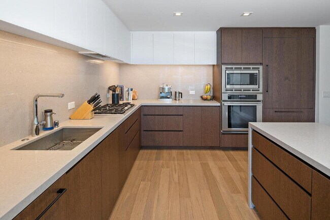Building Photo - "Stunning 2-Bed, 2-Bath Urban Retreat with 1161 Sq Ft of Comfort in Downtown San Diego!"