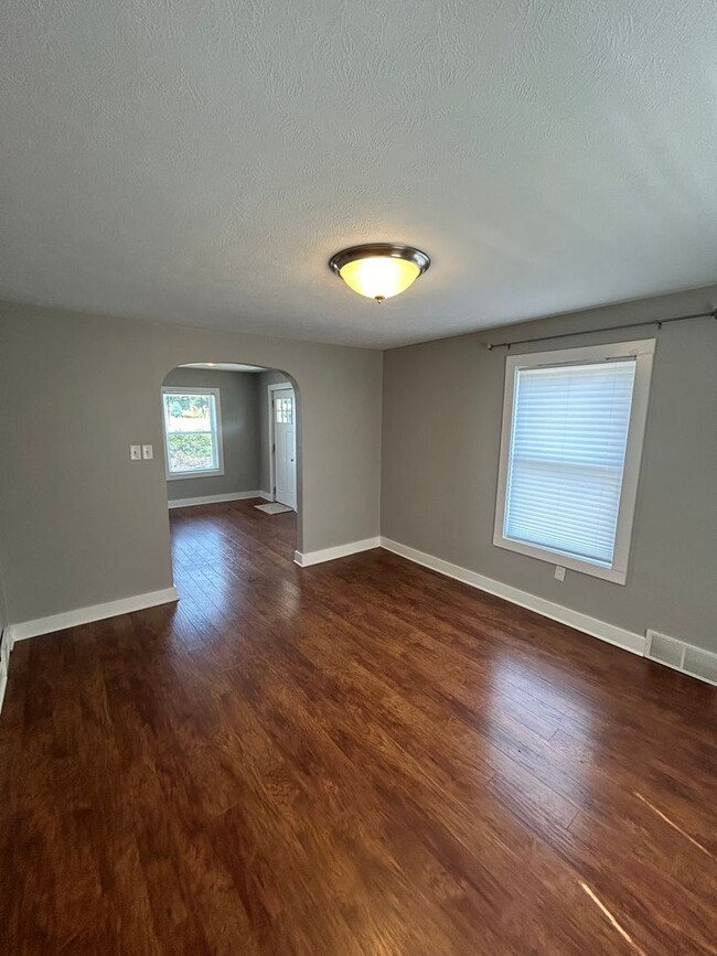 Building Photo - Cozy 3BR Home with Modern updated in Hopew...