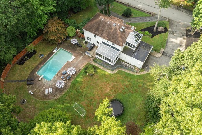 Building Photo - 4 Wellington Cir