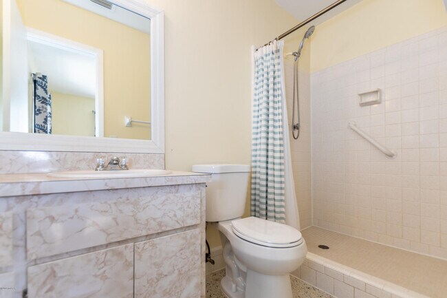 Building Photo - 136 Valencia Dr