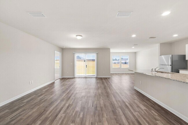 Building Photo - 511 Whispering Creek Ave