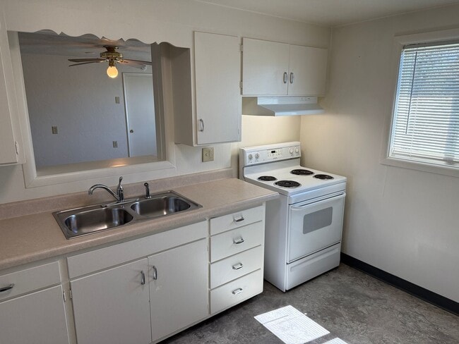 Building Photo - Large upstairs 2 bedroom apartment!
